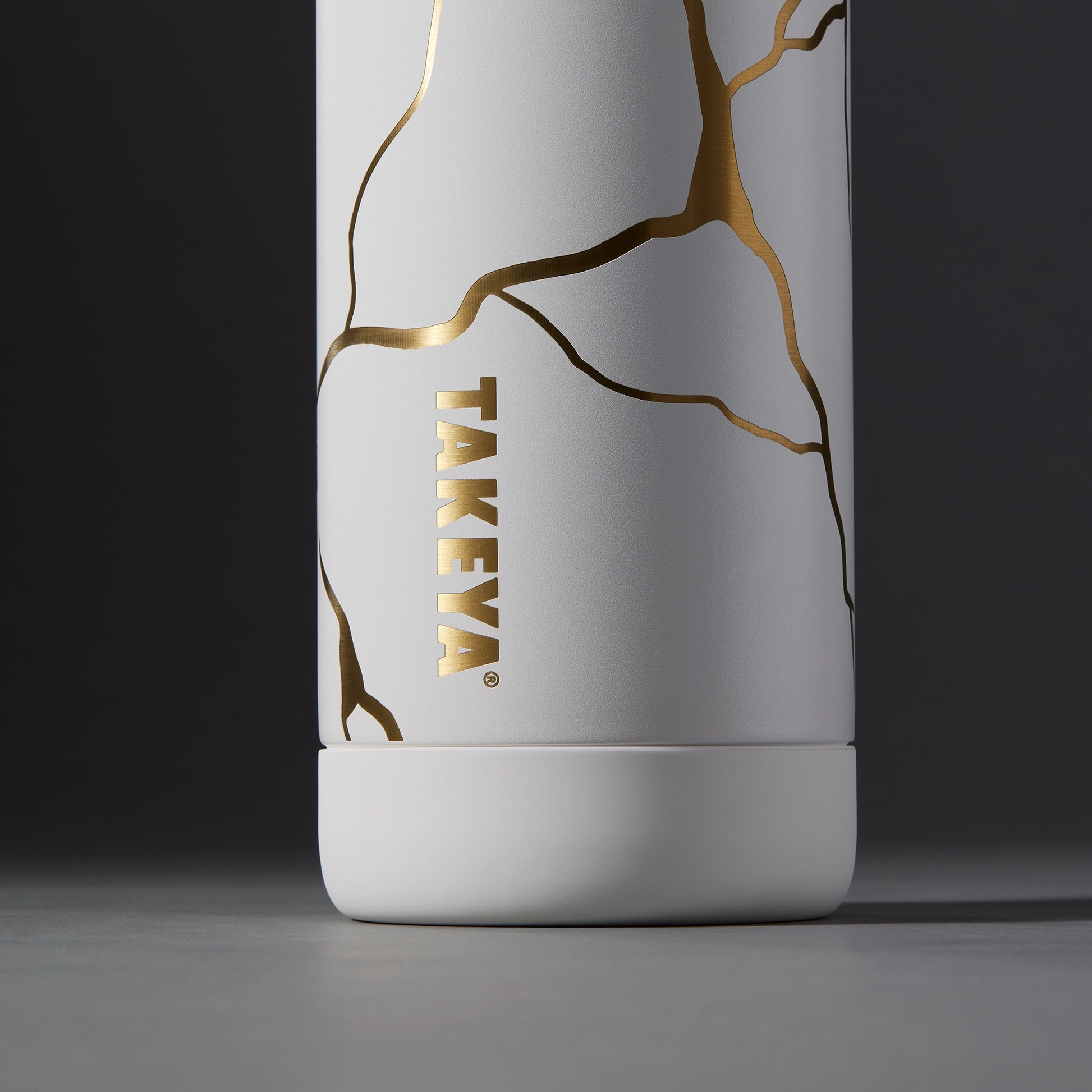 kintsugi-water-bottle-with-straw-lid-c9 51389-TK_HO25_Kintsugi_Takeya9236_Crop.png
