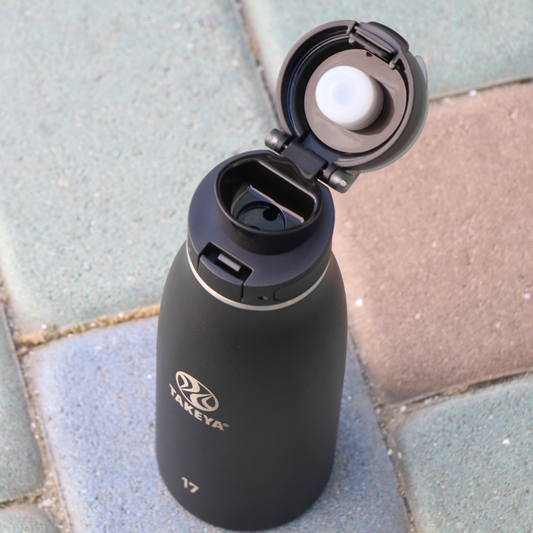 traveler-fliplocktm-lid-b0 96076-R-TravelerLid-Lifestyle-Onyx.png